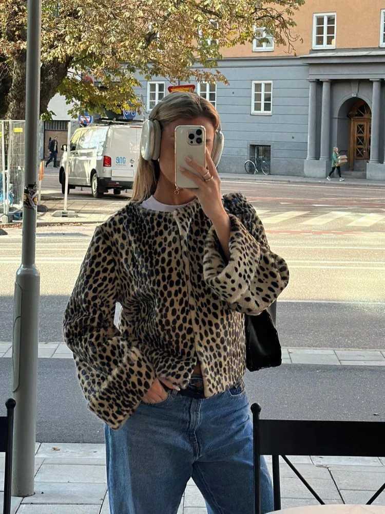 Elegant leopard print round neck short sleeved womens casual long sleeved warm jacket 2024 new autumn and winter womens street jacket W241015