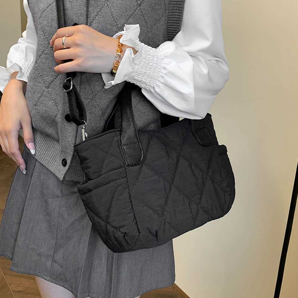 Ladies Quilted Casual Tote Handbag Adjustable Strap Padded Crossbody Purse with Side Pockets Trendy Messenger Bag Chic Hobo 241015