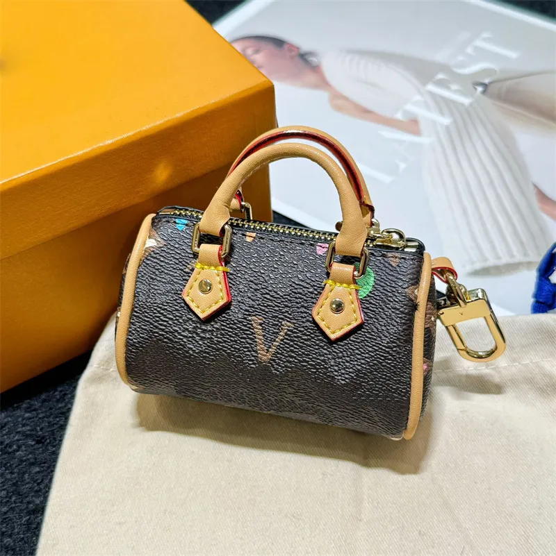 Men Womens Trendy Keychains Designer Key Chain Monogram Hangable Letters Pattern Key Chains White Black Ornament Mini Pendant With Canvas Bag Keychain