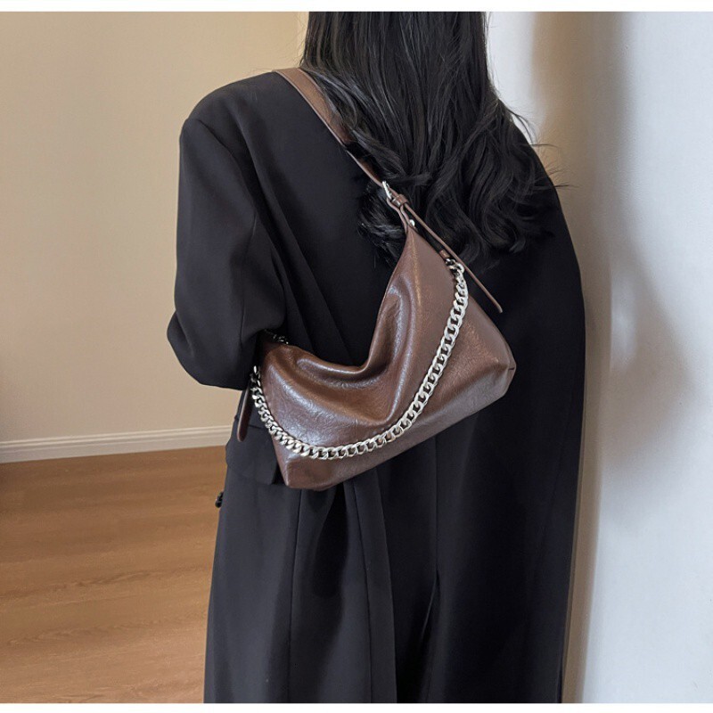 Designer's large capacity for women in autumn and winter 2024, new niche design, single shoulder crossbody bag, chain women's dumpling bag