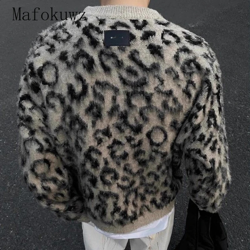 Retro leopard print sweater from the United States fashionable and warm O-neck loose casual street style floral mens top 241011