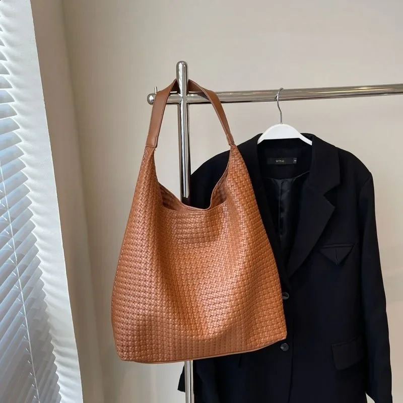 Advanced woven handbag womens bag fashionable casual retro 100 large capacity single shoulder armrest wallet and 241014