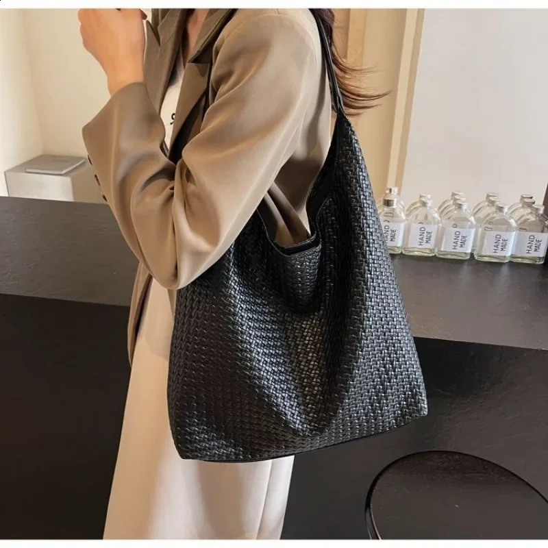 Advanced woven handbag womens bag fashionable casual retro 100 large capacity single shoulder armrest wallet and 241014