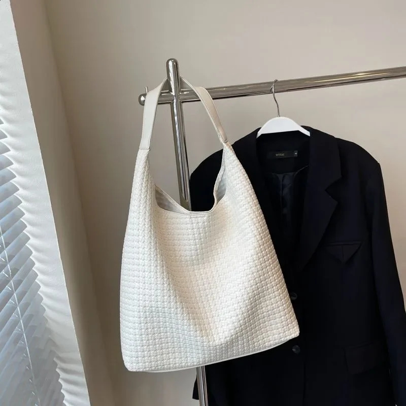 Advanced woven handbag womens bag fashionable casual retro 100 large capacity single shoulder armrest wallet and 241014