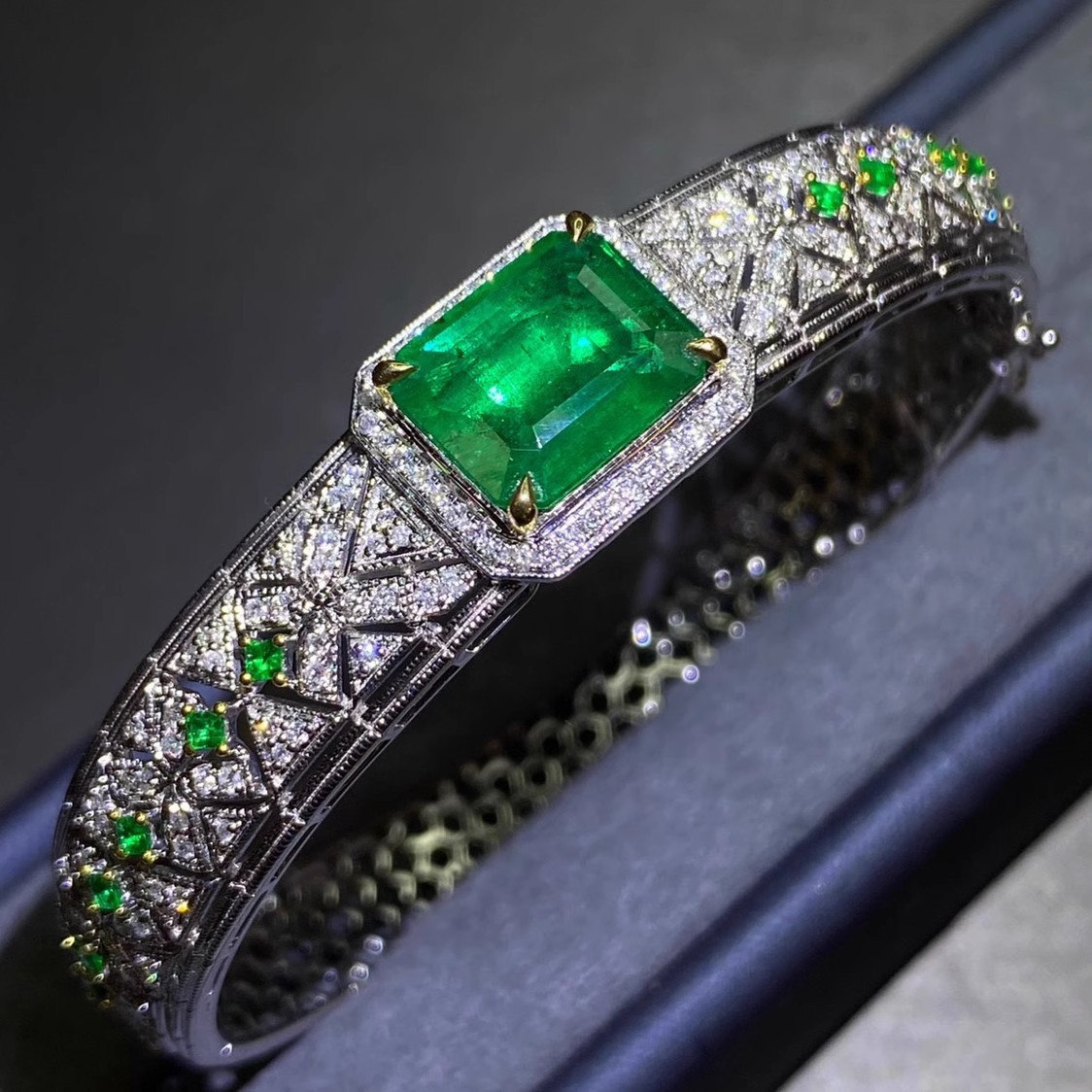Stunning 2024 Vintage Sterg Sier Emerald CZ Zircon Bangle