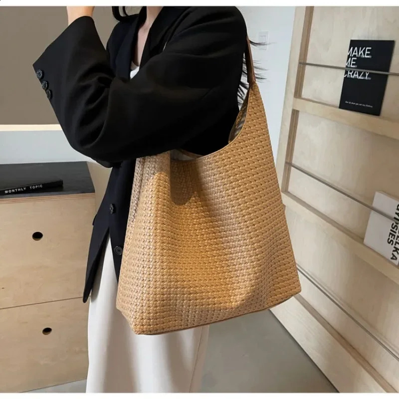 Advanced woven handbag womens bag fashionable casual retro 100 large capacity single shoulder armrest wallet and 241014