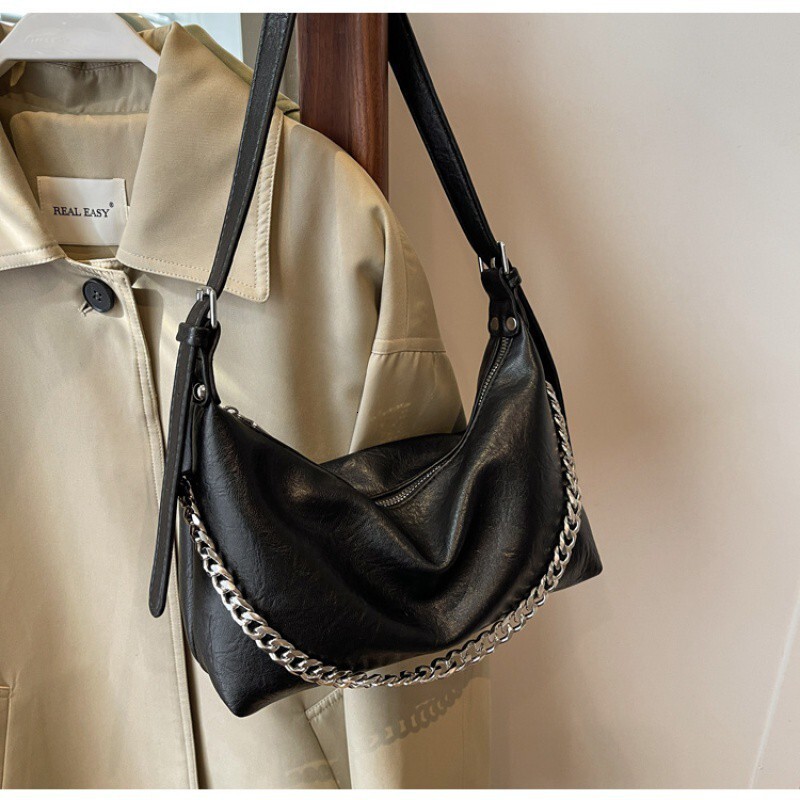 Designer's large capacity for women in autumn and winter 2024, new niche design, single shoulder crossbody bag, chain women's dumpling bag