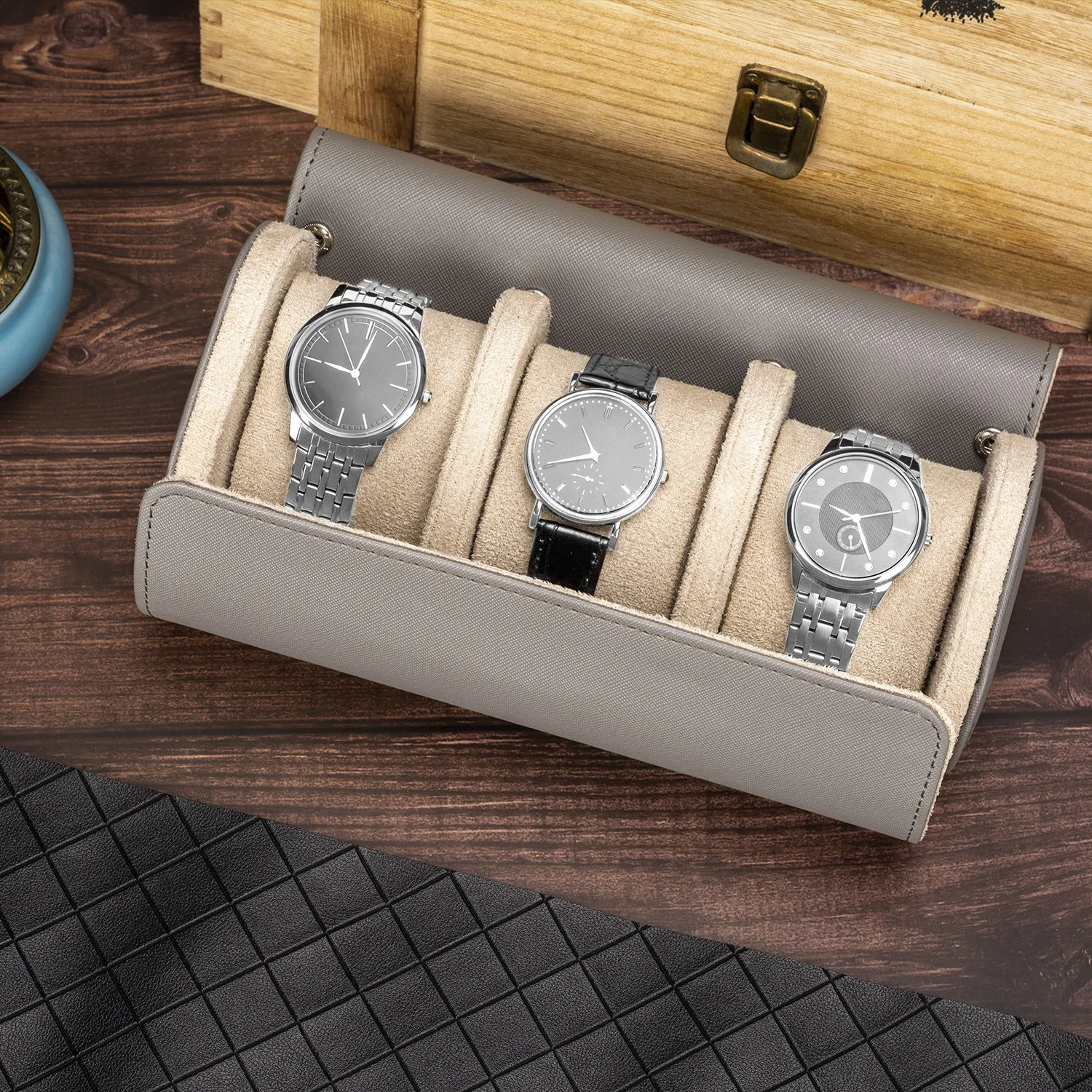 Used for storing organizers watch roll travel case scratch resistant 3-seater mens watch box and womens jewelry necklace bracelet display 241011