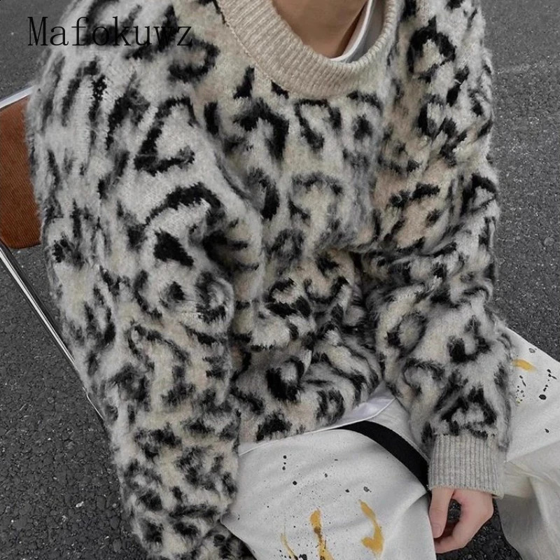 Retro leopard print sweater from the United States fashionable and warm O-neck loose casual street style floral mens top 241011