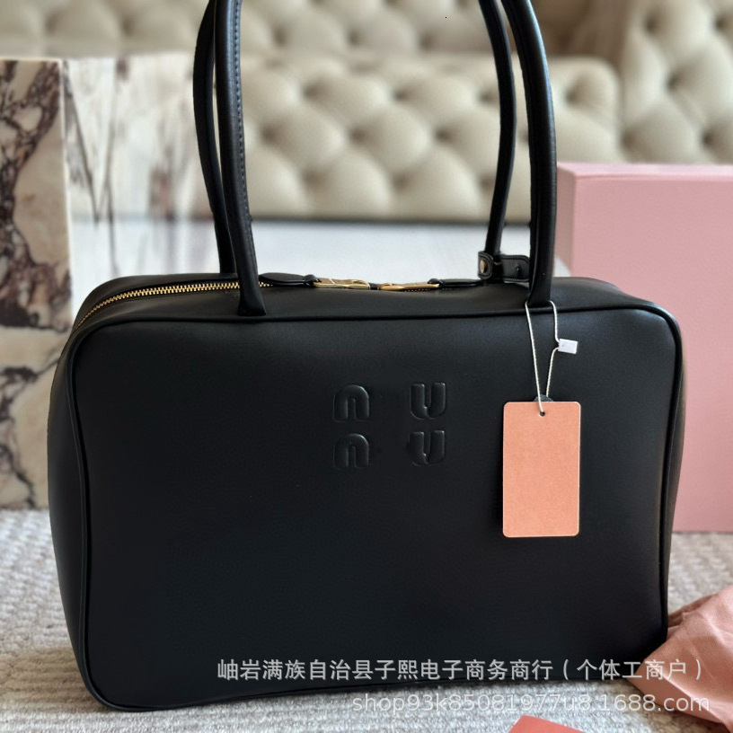Designer's autumn and winter high-end versatile large capacity handheld 2024 new fashionable bowling pillow briefcase