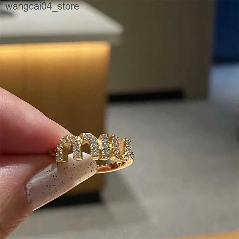 Couple Rings 2024 South Korean New Letter M Crystal Zircon Womens Adjustable Ring Gold Couple Ring Elegant Womens Daily Work Accessories L240910