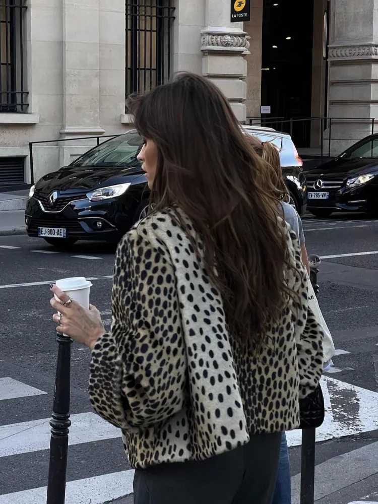 Elegant leopard print round neck short sleeved womens casual long sleeved warm jacket 2024 new autumn and winter womens street jacket W241015