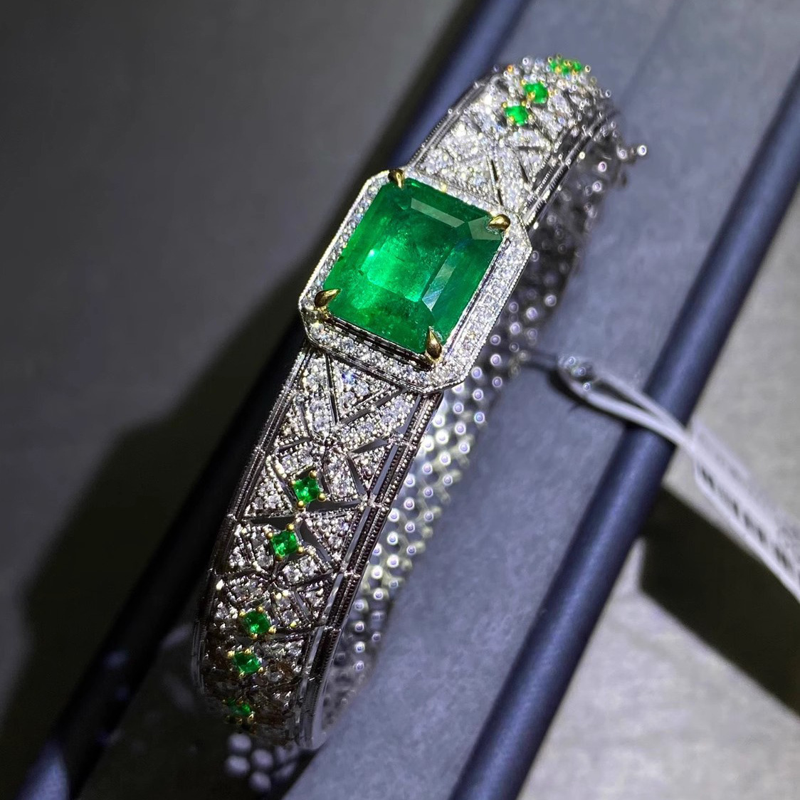 Stunning 2024 Vintage Sterg Sier Emerald CZ Zircon Bangle