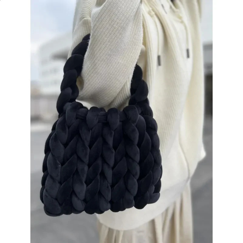 Xiaohongshus Velvet Bag DIY Handmade Woven Crystal Core Spinning Handheld Mail 241014