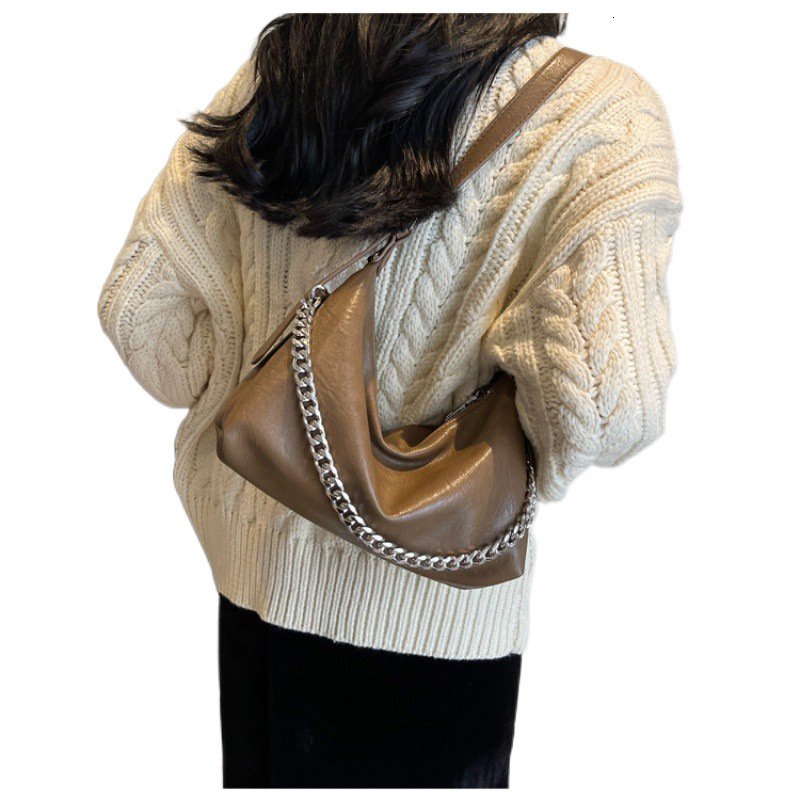 Designer's large capacity for women in autumn and winter 2024, new niche design, single shoulder crossbody bag, chain women's dumpling bag