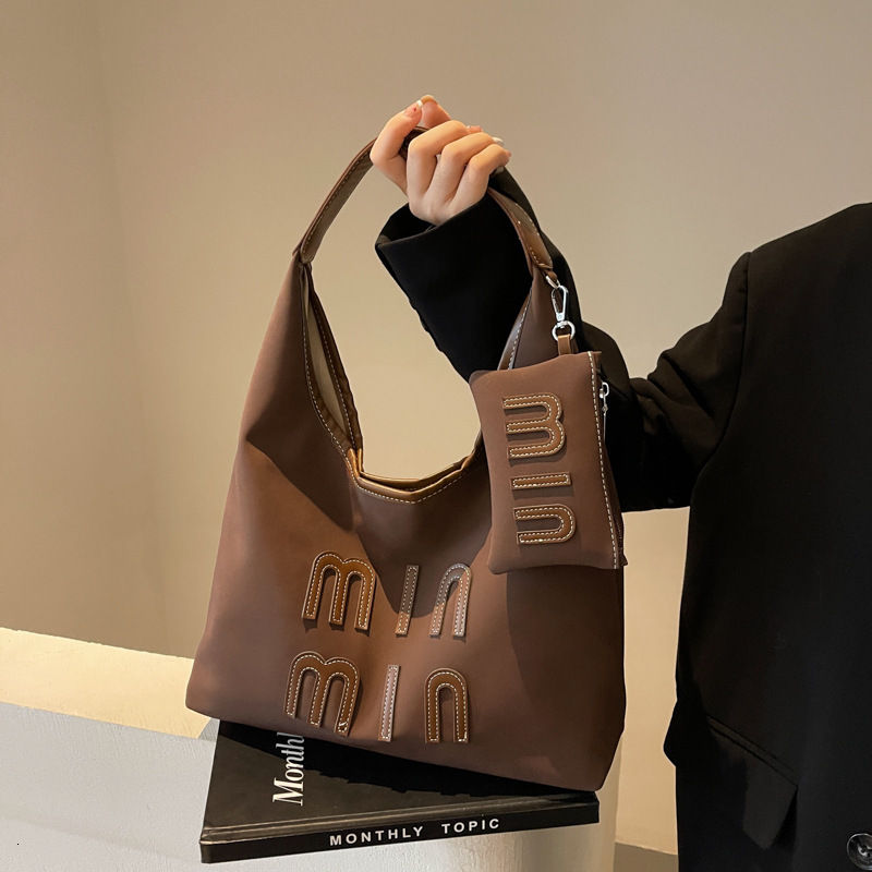 Designer's casual commuting armpit for women, 2025 autumn and winter new fashionable large capacity one shoulder hand-held trendy bag