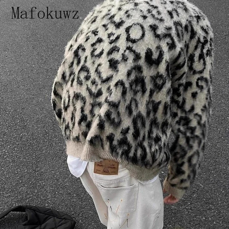 Retro leopard print sweater from the United States fashionable and warm O-neck loose casual street style floral mens top 241011