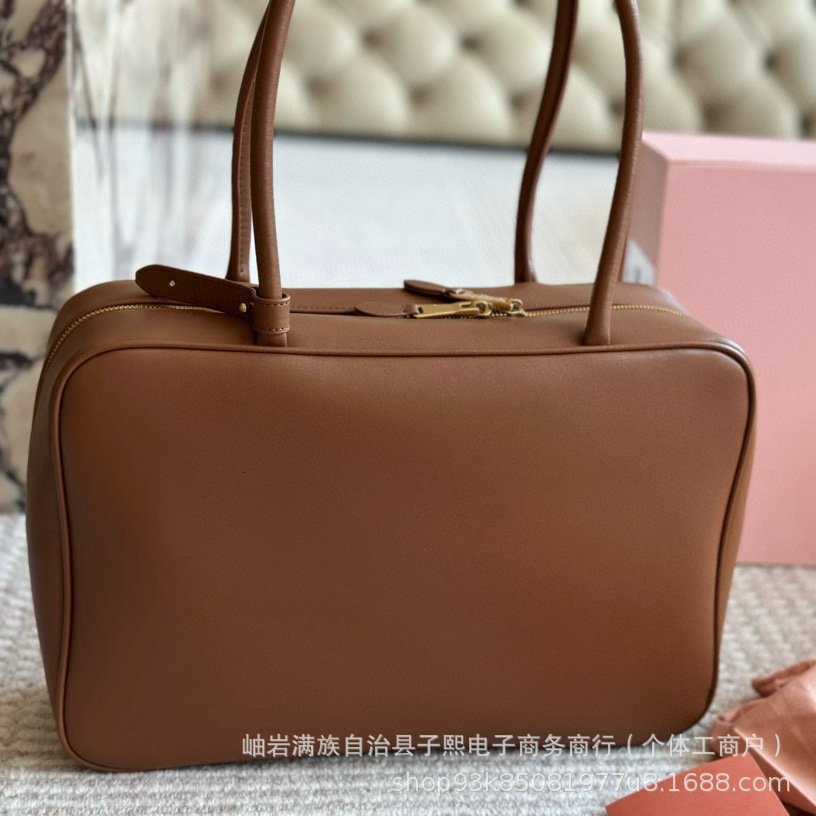 Designer's autumn and winter high-end versatile large capacity handheld 2024 new fashionable bowling pillow briefcase