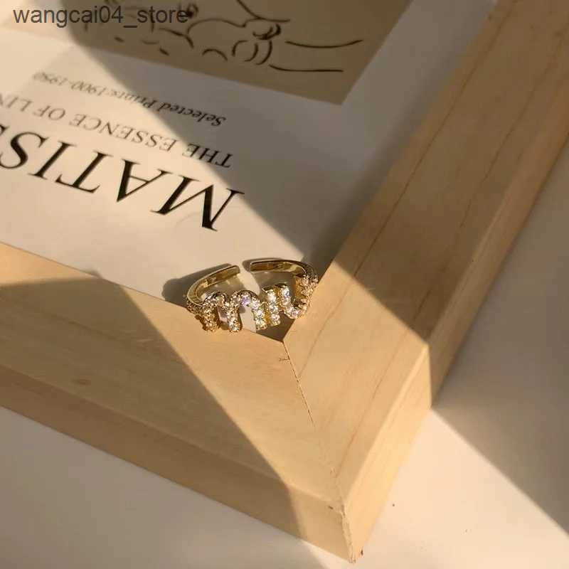 Couple Rings 2024 South Korean New Letter M Crystal Zircon Womens Adjustable Ring Gold Couple Ring Elegant Womens Daily Work Accessories L240910