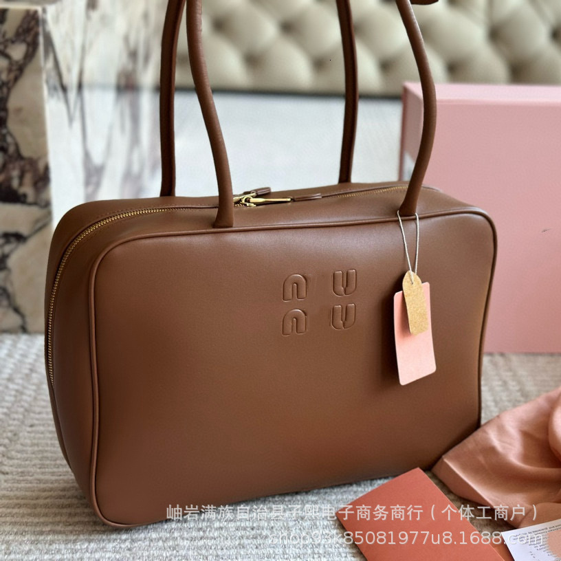 Designer's autumn and winter high-end versatile large capacity handheld 2024 new fashionable bowling pillow briefcase