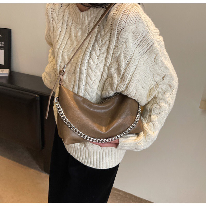Designer's large capacity for women in autumn and winter 2024, new niche design, single shoulder crossbody bag, chain women's dumpling bag