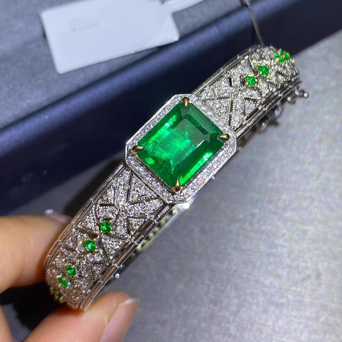 Stunning 2024 Vintage Sterg Sier Emerald CZ Zircon Bangle