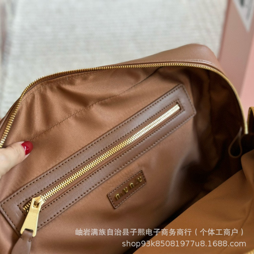 Designer's autumn and winter high-end versatile large capacity handheld 2024 new fashionable bowling pillow briefcase