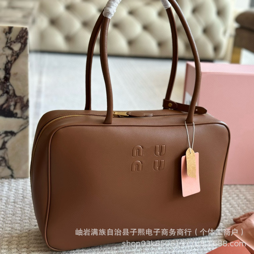 Designer's autumn and winter high-end versatile large capacity handheld 2024 new fashionable bowling pillow briefcase