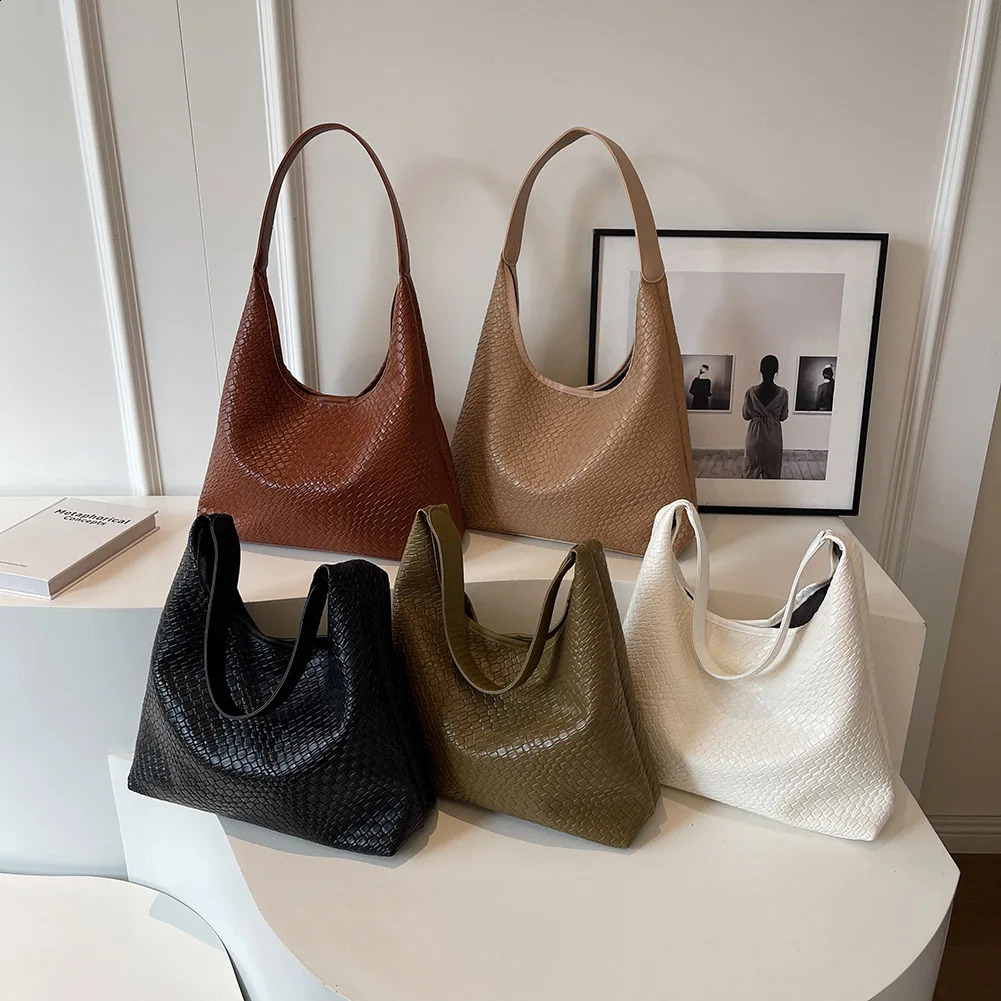 Womens soft shoulder bag fashionable womens homeless large capacity leather handbag woven 241014