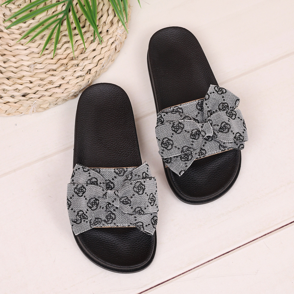 Large Size Thick Bottom Bow Flip-ps Women Wear Embroidered Beach Slippers Designer shoes size 36-43