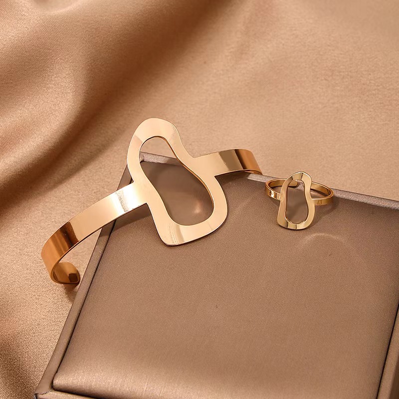 Sleek Circular Motif Metallic Bangle Edgy Wide Band Jewelry Piece Embracing Global Streetwear Styles