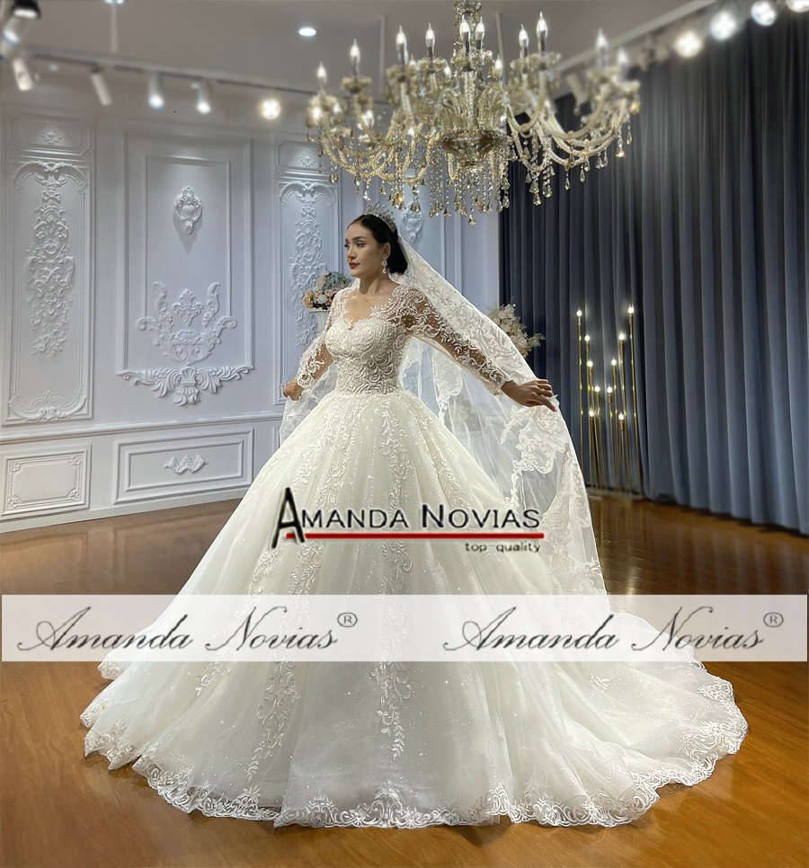 A Elegant E Lace Wedding Dress Model