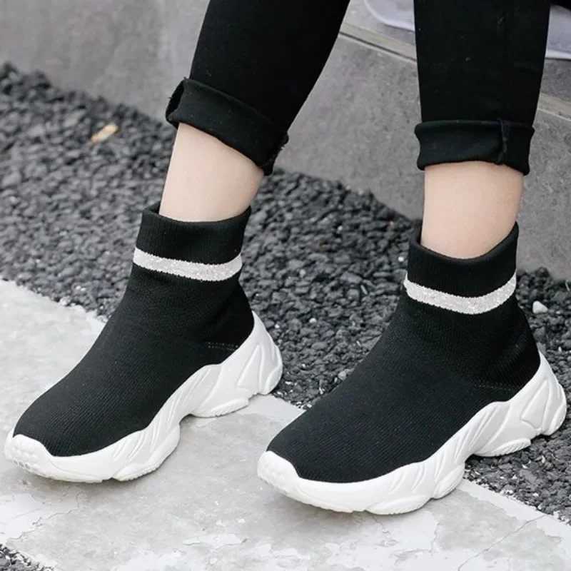 Childrens knitted are fashionable top of the line breathable sports shoes suitable for boys and girls wearing ankle boots non slip casual C260130