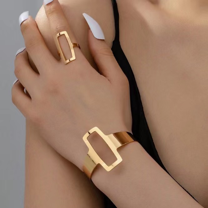 Sleek Circular Motif Metallic Bangle Edgy Wide Band Jewelry Piece Embracing Global Streetwear Styles