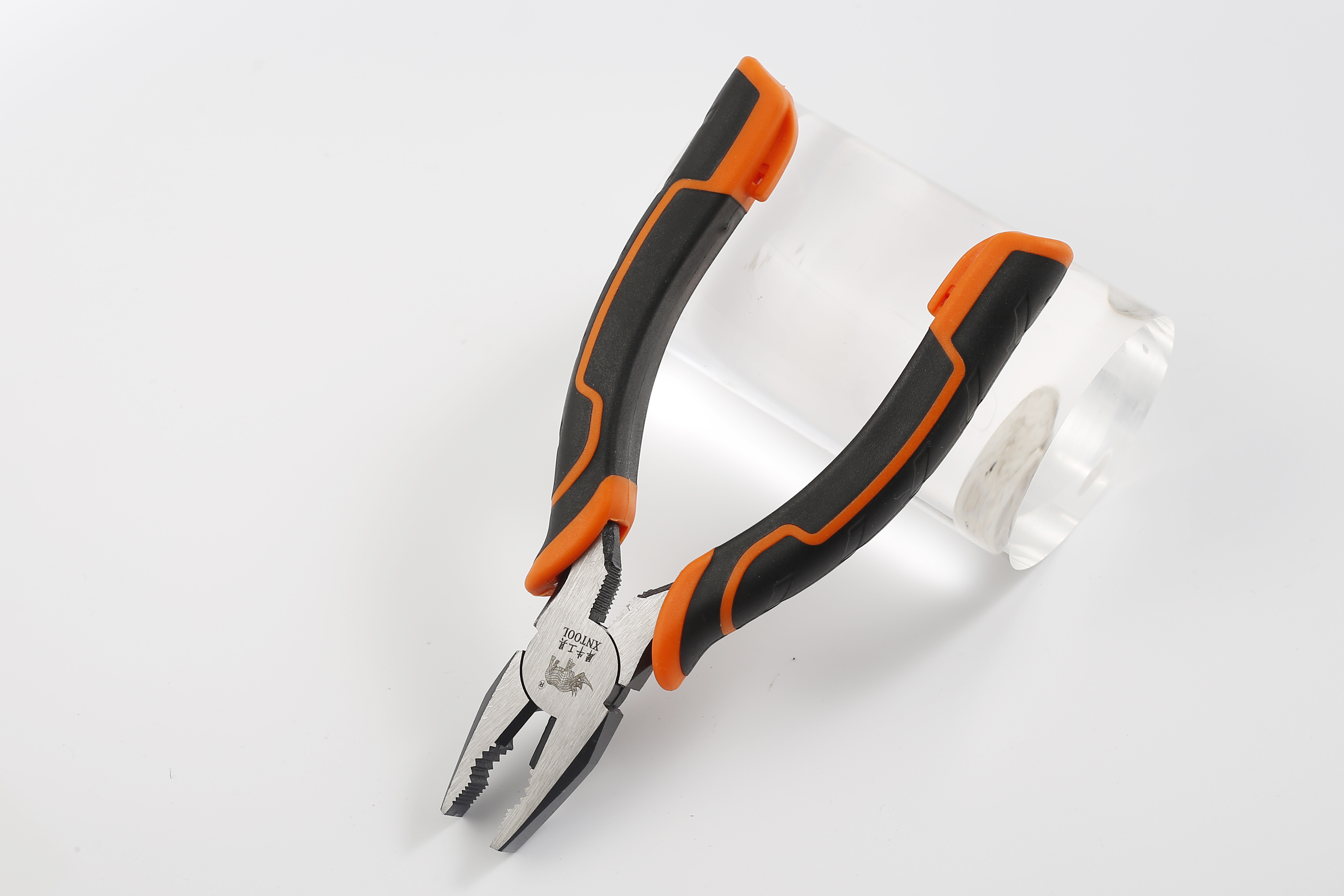 The surface of the handle of the new American pliers thread is blackened and then polished with precision