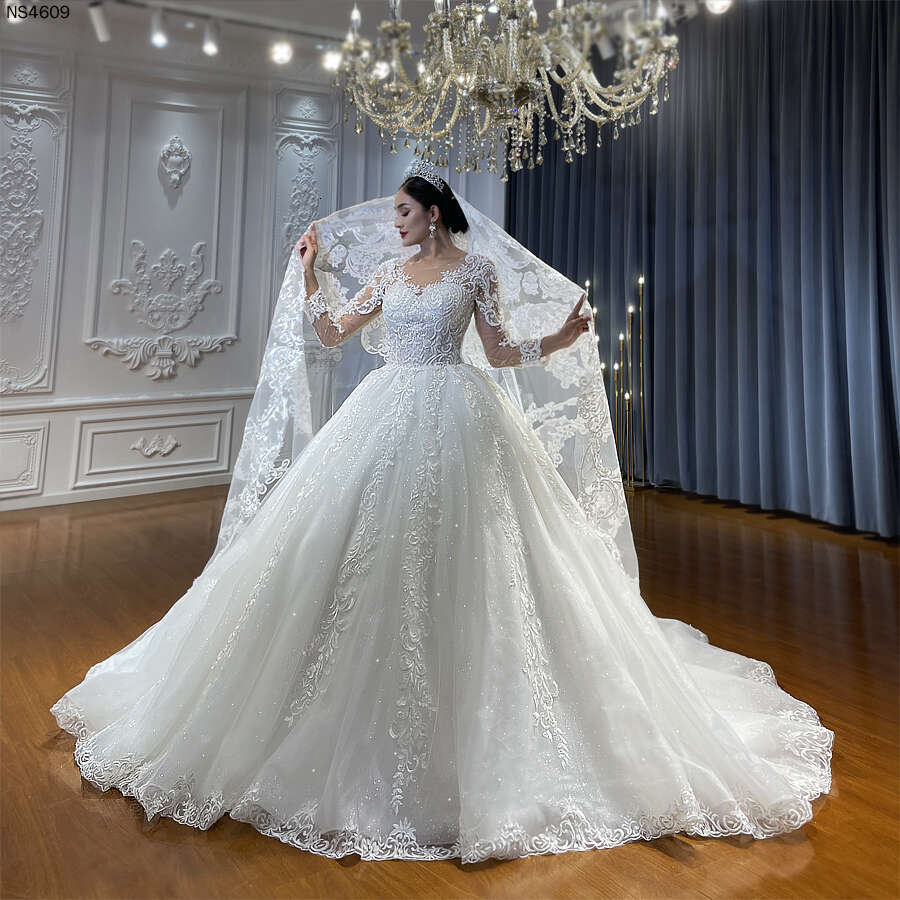 A Elegant E Lace Wedding Dress Model