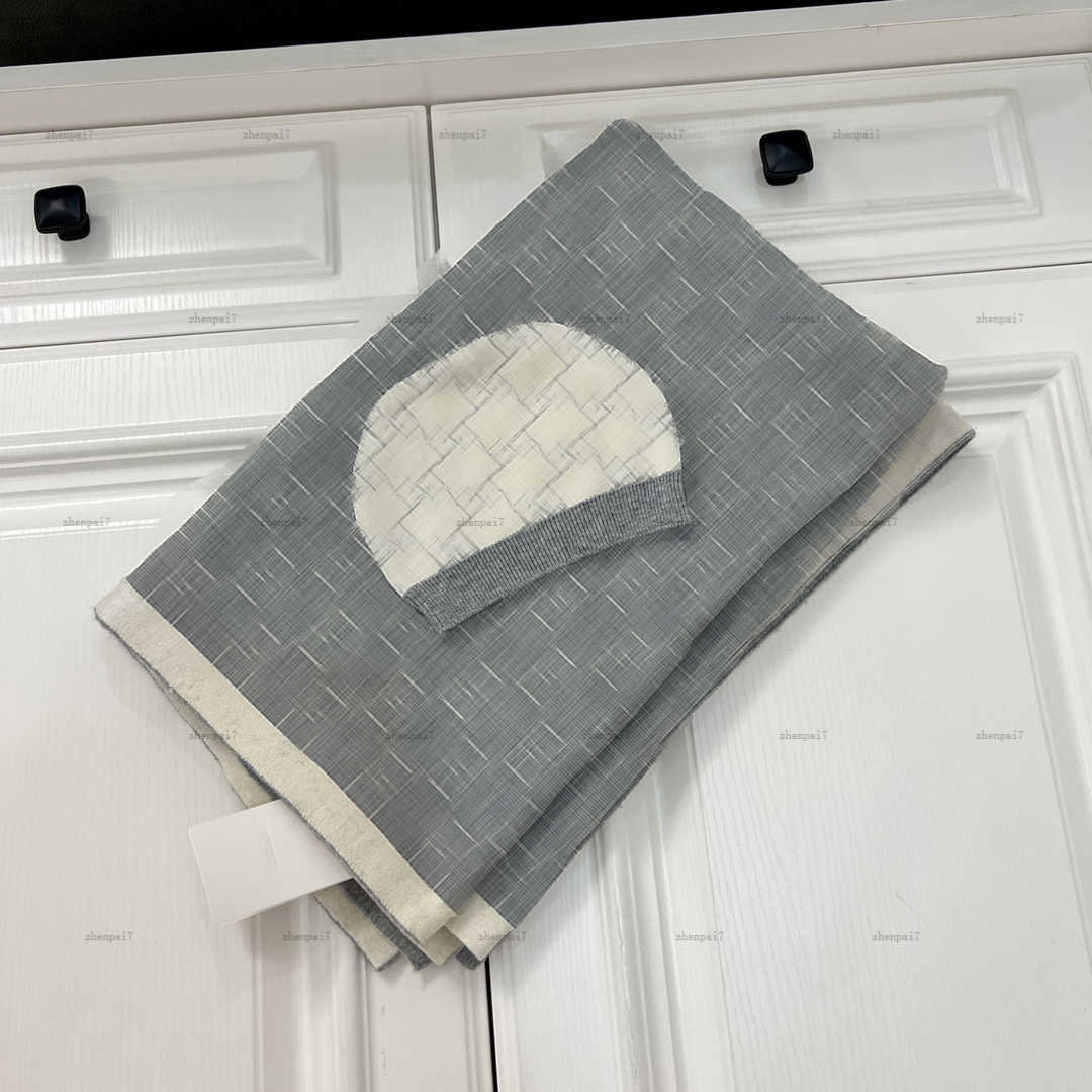 Top baby Blankets high-quality newborn Swaddling Comfortable fabric summer quilt winter infant Knitted quilt and Knitted hat