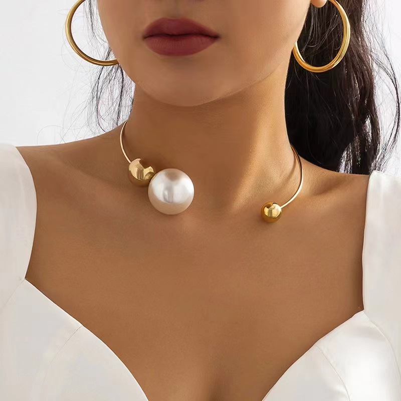 Chic Female Exaggerated Hollow-Out Metal Leaf Choker Necklace Must-Have from Amazon Collection