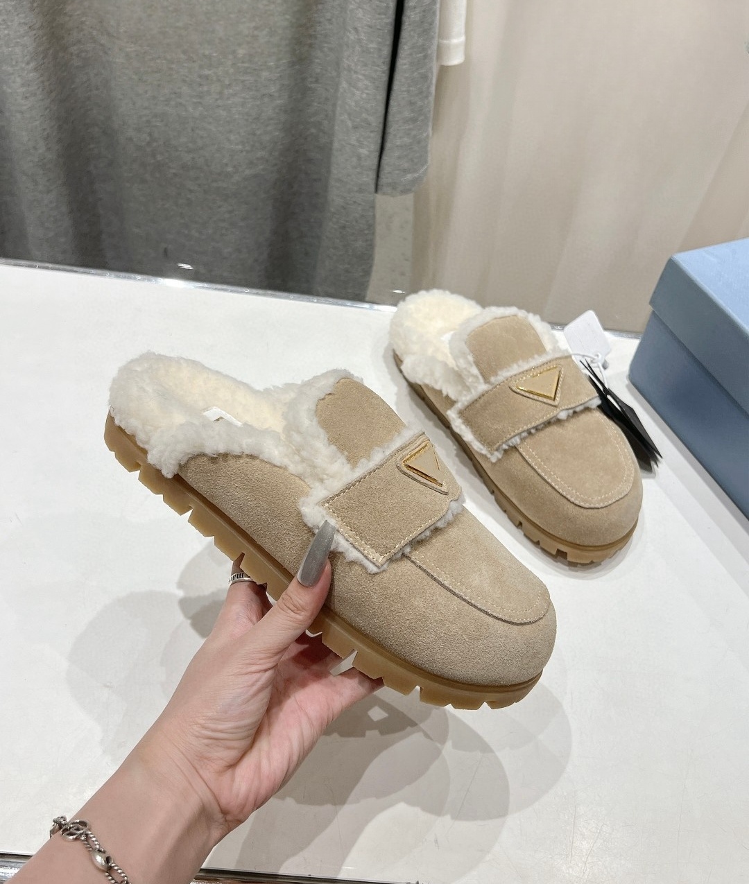 Pr-D6 Triangle Design Fur Slipper Women Winter Warm Mule Sandal Indoor Outdoor Snow Flat Scuffs Slides Luxury Brand Loafer Shoes Size 35-40 TS108