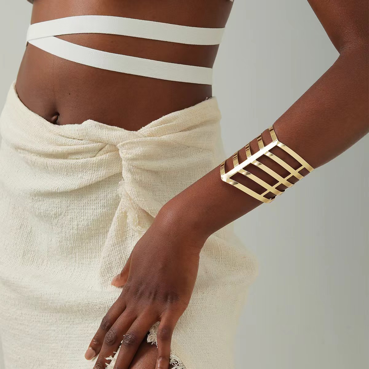 Modern Unisex Wide Metal Bangles - Sleek Round Design Ideal for Casual Urban Wear