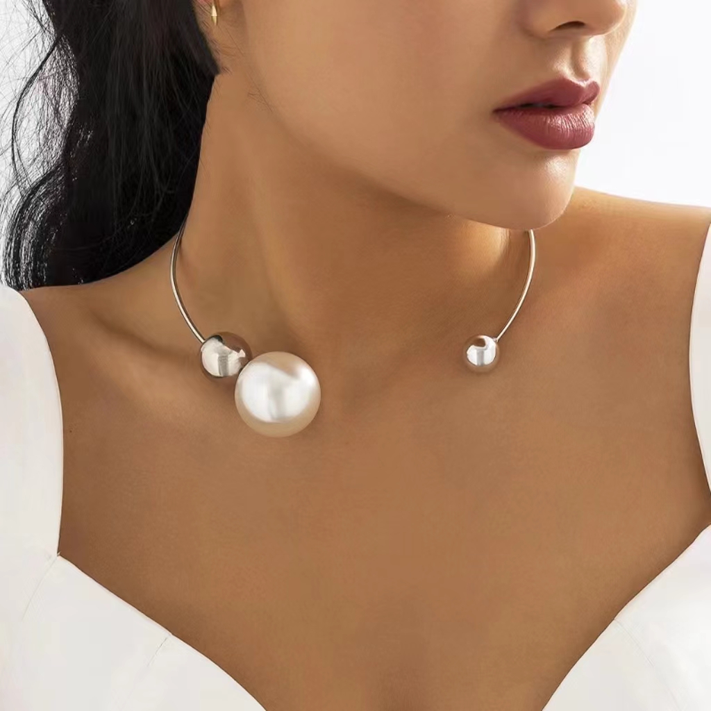 Chic Female Exaggerated Hollow-Out Metal Leaf Choker Necklace Must-Have from Amazon Collection