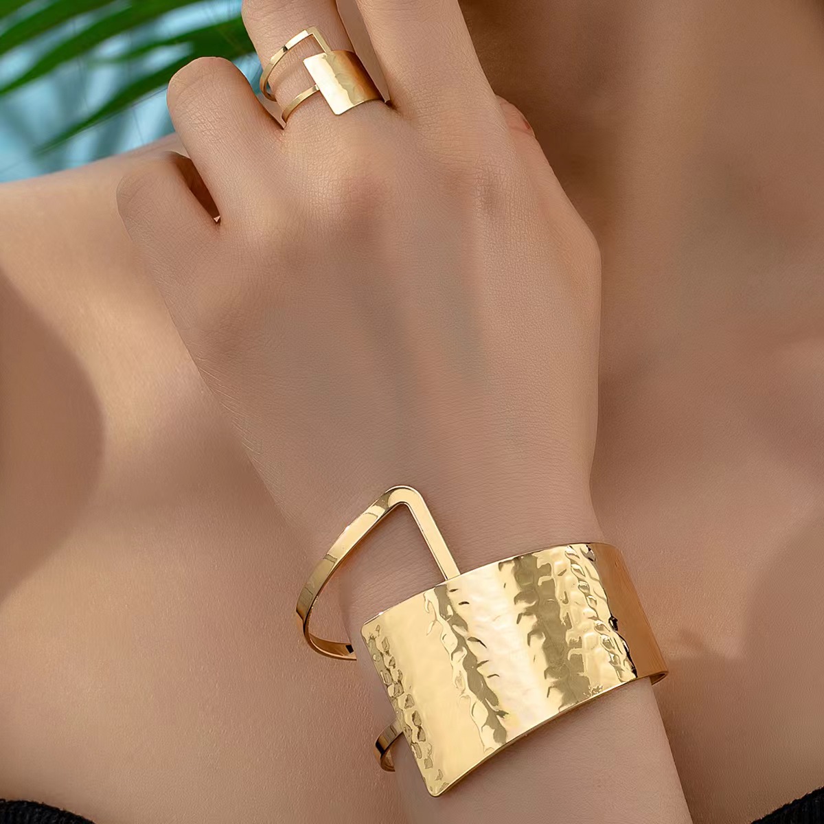 Stylish Unisex Wide Metal Cuff Bracelet with Modern Round Shape for Urban Style