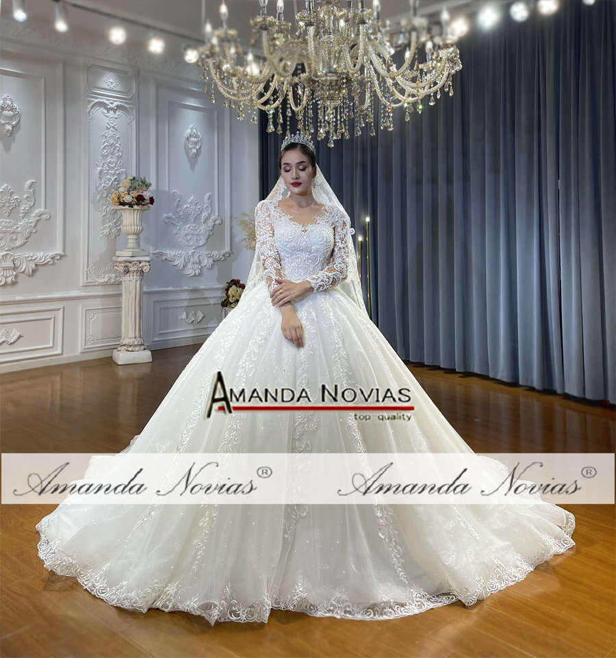 A Elegant E Lace Wedding Dress Model