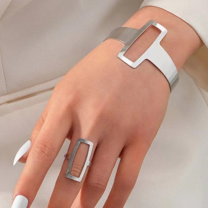 Stylish Unisex Wide Metal Cuff Bracelet with Modern Round Shape for Urban Style