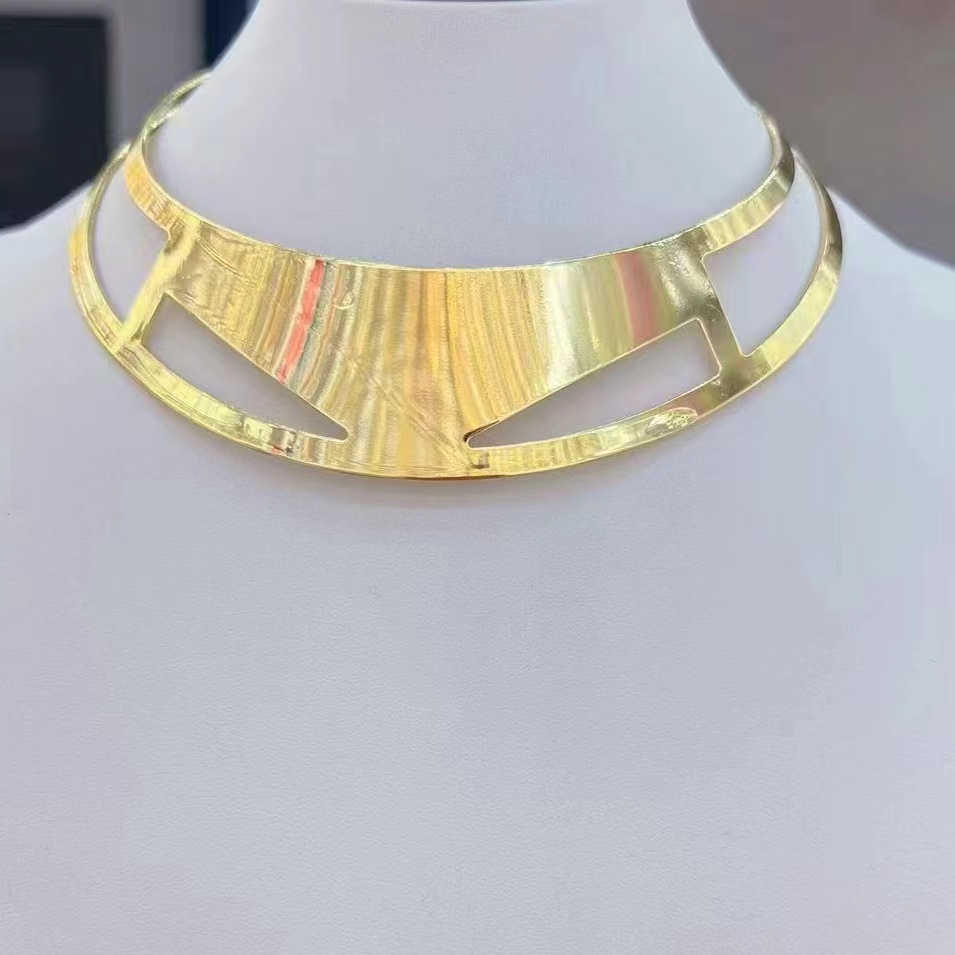 Stylish Hollow-Out Metal Leaf Choker Necklace for Women - Trendy Jewelry Piece