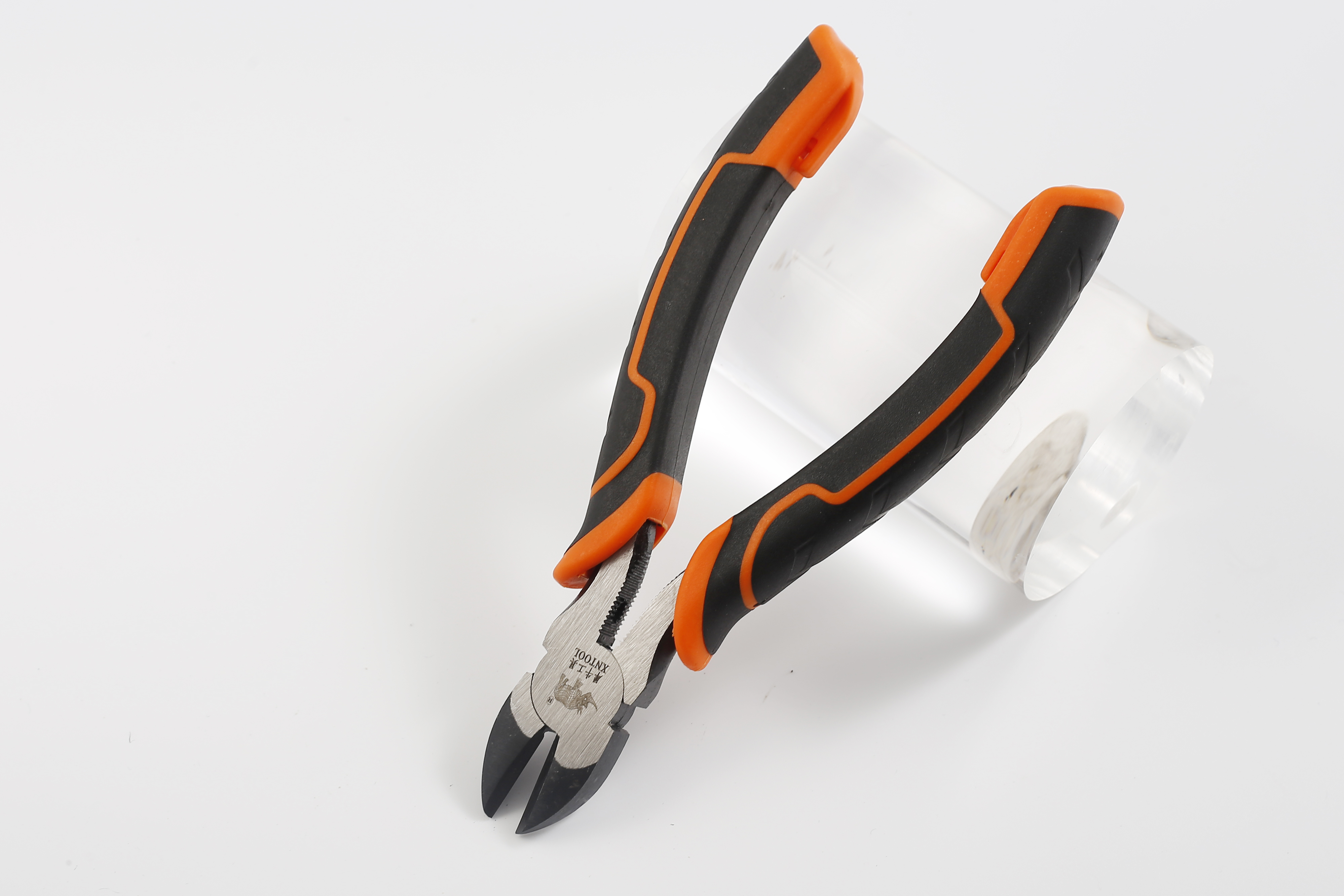 The surface of the handle of the new American pliers thread is blackened and then polished with precision