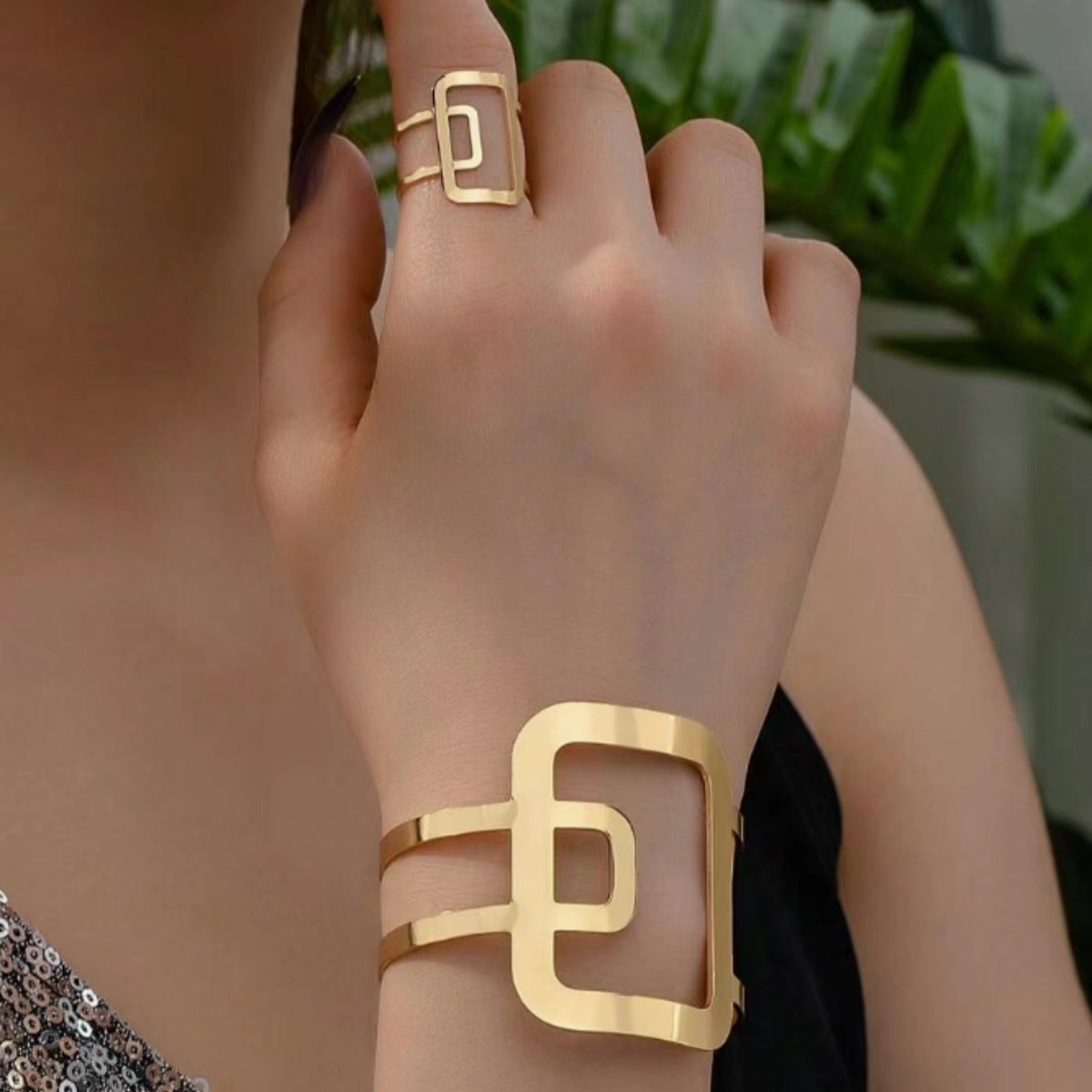 Urban Style Hand Jewelry Set: Chic Metallic Round Design Bracelet & Coordinated Ring