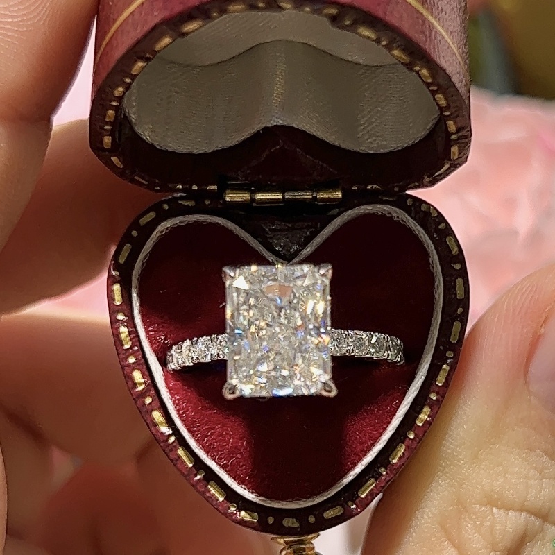 Charming Women Moissanite Band Ring 925 Sterling Silver White Gold Plated 4ct Flashing Moissanite Diamond Rings for Women Girls Women Promise Engageme