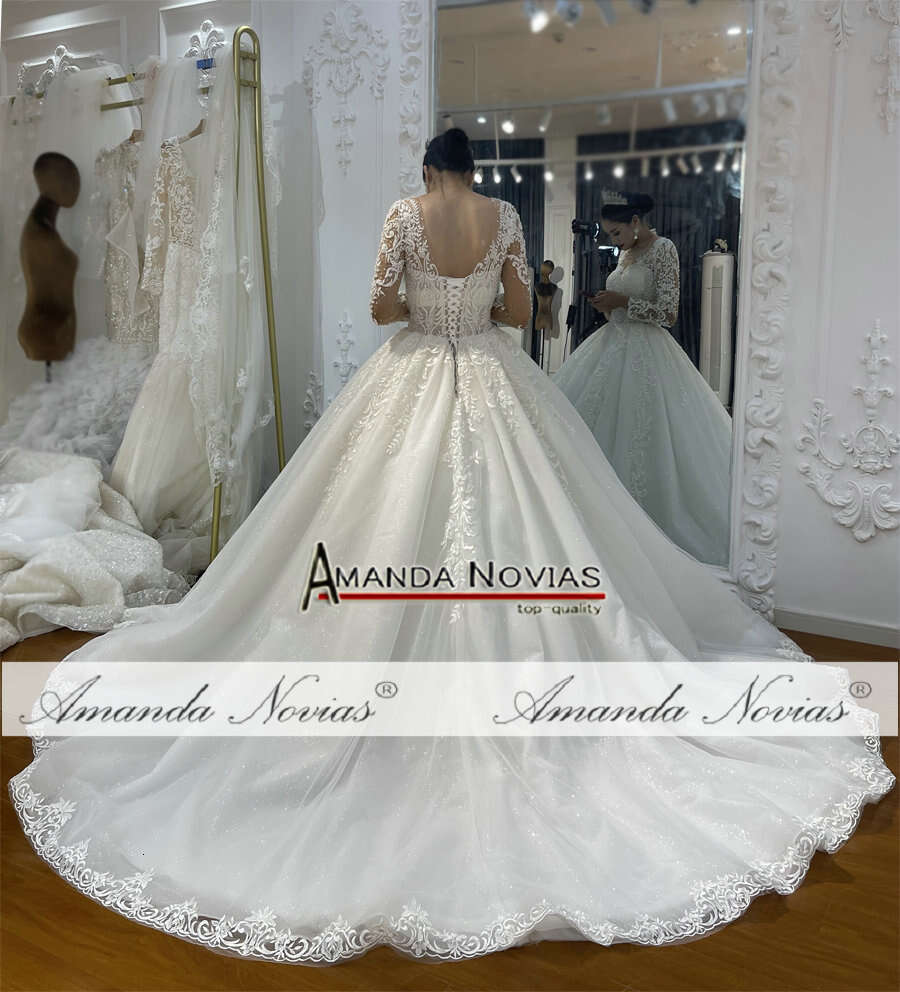 A Elegant E Lace Wedding Dress Model
