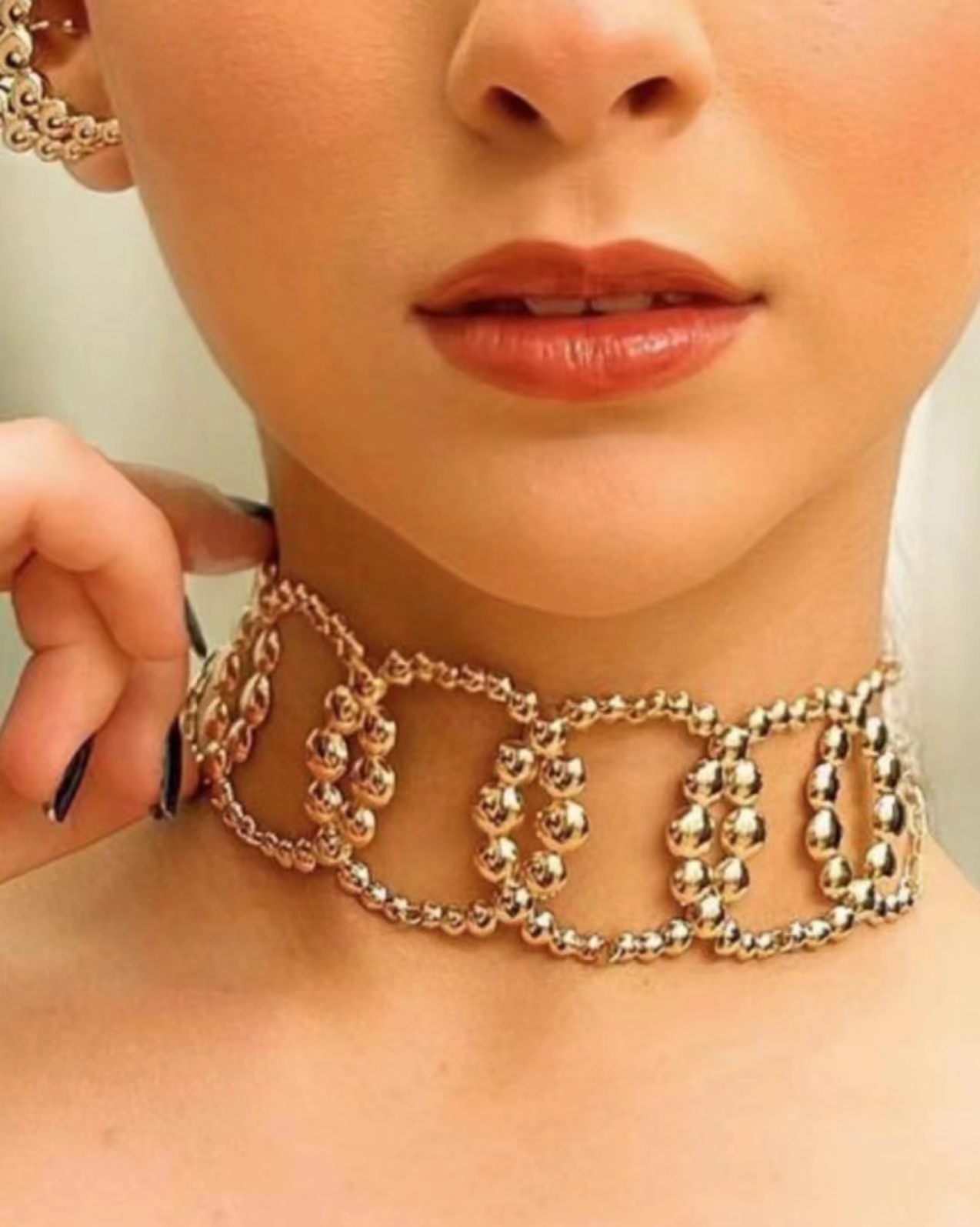 Stylish Hollow-Out Metal Leaf Choker Necklace for Women - Trendy Jewelry Piece